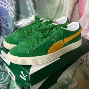 Brand new Puma Men’s size 8 Suede VTG green and saffron ivory glow